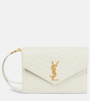 Кожаный клатч Cassandre Small с матовой отделкой Saint Laurent, бежевый 2106532