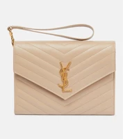 Кожаный клатч Cassandre Small с матовой отделкой Saint Laurent, бежевый 2106529