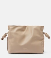 Средний кожаный клатч Flamenco Loewe, песочный 25641339