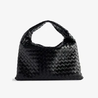 Сумка-Хобо из кожи Intrecciato-Weave среднего размера Bottega Veneta, черный 17513118