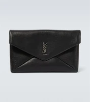 Кожаный клатч с монограммой Saint Laurent, черный 5935189