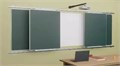 Рельсовая раздвижная система с 4-мя меловыми/маркерными досками, интерактивной доской и проектором Skilo 2974