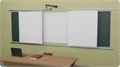Рельсовая раздвижная система с 4-мя меловыми/маркерными досками, интерактивной доской и проектором Skilo 2974