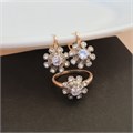 Комплект ювелирной бижутерии Дубайское золото в форме цветов покрытие позолота, серьги и кольцо 18 р, вставка: фианиты, цвет: пррозрачный, арт.216.328-18 216.328-18