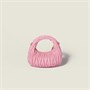 Мини-сумка бродяжка-хобо из наппы с эффектом стеганой строчки MIU MIU, розовый 47374572