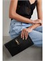 Клатч Uptown из лакированной кожи с тиснением под крокодила SAINT LAURENT, черный 47323796