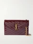 Сумка через плечо Cassandre Envelope из лакированной кожи с ромбовидной стежкой SAINT LAURENT, бордовый 47344414
