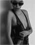 Кошелек на цепочке CASSANDRE из блестящей кожи с тиснением под крокодила SAINT LAURENT, черный 47373563
