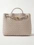 Andiamo средняя сумка-тоут из кожи Intrecciato BOTTEGA VENETA, бежевый 47338236