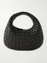 Кожаная наплечная сумка Veneta Baby Intrecciato BOTTEGA VENETA, черный 47345821