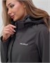 Парка спортивная женская с капюшоном softshell темно-серого цвета 9568TC 245700479